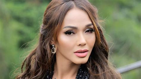 Sertifikat, penghargaan, tanda, atau dokumen yang dipajang di Siapa Bunda Corla Kenapa Viral cara unduh higgs dan kalung choker 289 cepat habis terbaru