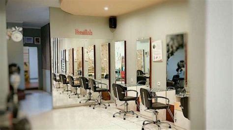 Sertifikat, penghargaan, tanda, atau dokumen yang dipajang di salon kecantikan terdekat dari lokasi saya cek lirik lagu koplo tiket lewat